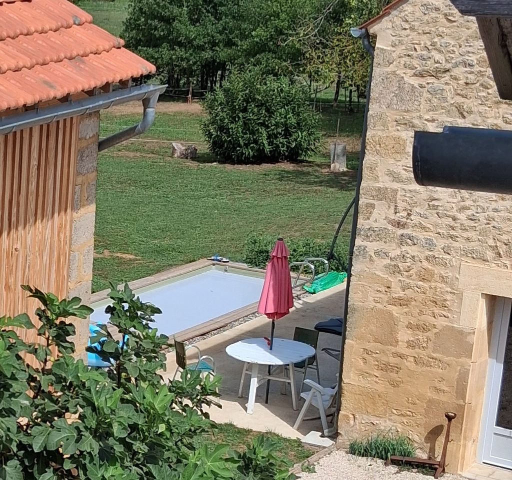 Zwembad en tuin bij Maison Tête de Bois in Milhac